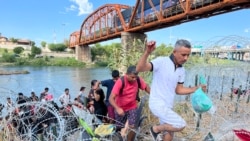 Miles de migrantes esperan en ciudades fronterizas de México para cruzar a EEUU
