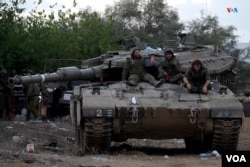 Miembros de las Fuerzas de Israel desplegados el miércoles 11 de octubre de 2023 en el kibutz en Be'eri, un pueblo atacado por Hamás durante el sorpresivo bombardeo del pasado sábado 7 de octubre de 2023. [Fotografía: Alejandro Ernesto]