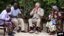 Mfalme Charles akiwa ameketi ufukweni mwa bahari pamoja na wazee wa eneo la hifadhi ya Kuruwitu iliyoko Kilifi Novemba 2, 2023. Picha na PHIL NOBLE / POOL / AFP.