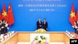 Ngoại trưởng Trung Quốc Vương Nghị bắt tay Phó Thủ tướng Việt Nam Trần Lưu Quang tại hội nghị của Ủy ban Chỉ đạo Hợp tác Song phương Việt Nam-Trung Quốc ở Hà Nội hôm 1/12.