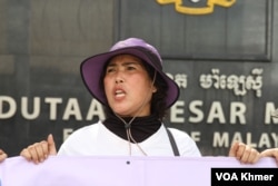 អ្នកស្រី ព្រុំ ចាន់ថា ស្រែកទាមទារឱ្យដោះលែងស្វាមីអ្នកស្រី និងសកម្មជនជាប់ឃុំផ្សេងទៀត នៅខាងមុខស្ថានទូតម៉ាឡេស៊ី ក្នុងរាជធានីភ្នំពេញ នៅថ្ងៃទី៦ ខែកក្កដា ឆ្នាំ២០២៣។ (លាស់ លីបលីប/ វីអូអេ)