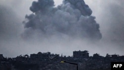 Помошта ќе почне да тече во Газа, израелските заложници ќе бидат ослободени во 16 часот и се очекува дека Палестинците ќе бидат ослободени од израелските затвори како дел од договорот, изјави катарското Министерство за надворешни работи