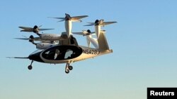 Taksi udara listrik milik Joby Aviation terbang di dekat Heliport Pusat Kota Manhattan di Manhattan, New York City, AS, 12 November 2023. (REUTERS/Roselle Chen)