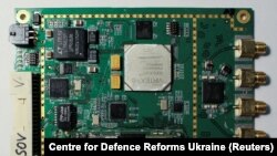 В російській зброї знаходять західні мікрочипи. Фото Центру оборонних реформ України через Reuters: Американська мікросхема вилучена на полі бою в Україні з російського дрона 