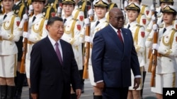 资料照片: 2023年5月26日刚果共和国总统费利克斯·齐塞凯迪(右)和中国国家主席习近平在北京人民大会堂出席欢迎仪式。