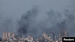 Moshi ukifuka huko Gaza baada ya mashambulizi Januari 18,2024.