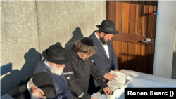 El presidente electo de Argentina, Javier Milei, (centro) reza en la tumba del famoso rabino Menachem Mendel Schneerson, como “el rebe de Lubavitch”, en Queens, Nueva York, el 27 de noviembre de 2023.