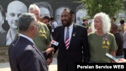 ال گرین، عضو دموکرات مجلس نمایندگان از ایالت تگزاس، در کنار پدر و مادر آستین تایس در گفت‌وگو با کامبیز توانا خبرنگار بخش فارسی صدای آمریکا