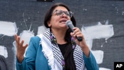 Rashida Tlaib - Kongress falastinlik kelib chiqishiga ega yagona a'zo. Michigan shtatidan saylangan demokrat AQShning Yaqin Sharqdagi siyosatini qoralab keladi.