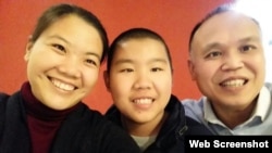余文生、許艷和兒子餘鎮洋在一起。 （網路圖片，拍攝時間地點不詳）