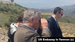 ՀՀ-ում ԱՄՆ փոխդեսպանի պաշտոնակատար Ջոն Ալելոն` Սյունիքում: Լուսանկարը՝ ՀՀ-ում ԱՄՆ դեսպանության X հարթակի էջից 
