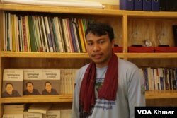 លោក កើត សារ៉ាយ ប្រធានសមាគមនិស្សិតបញ្ញវន្តខ្មែរ ជាសកម្មជនម្នាក់ដែលតែងតែចេញមុខទាមទារយុត្តិធម៌សង្គម កាលពីថ្ងៃទី១៩ ខែកក្កដា ឆ្នាំ២០២៣។ (ស៊ុន ណារិន/វីអូអេ)