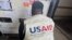 Radnik USAID-a/Nigerije istovaruje rashladni kontejner sa mpox vakcinama na fotografiji koju je na X objavio @USAIDNigeria 28. avgusta 2024.