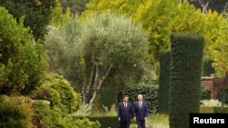 拜登總統和中國國家主席習近平在加州伍德塞德費羅麗莊園的花園散步。 （2023年11月15日）