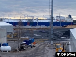 位於芬蘭音高深港 (Inkoo)，可載68000噸的浮動液化氣碼頭船（李北平攝）