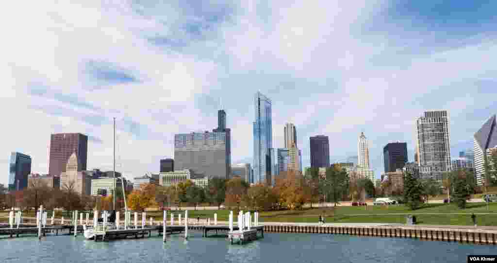 ទិដ្ឋភាពនៃទីក្រុង Chicago ពីខាងទន្លេ Michigan នាពេលព្រឹកនារដូវស្លឹកឈើជ្រុះ នៅរដ្ឋ Illinois នៅថ្ងៃទី ២ ខែវិច្ឆិកា ឆ្នាំ ២០២៣។ (ទែន សុខស្រីនិត/វីអូអេ)