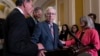 El líder republicano en el Senado, Mitch McConnell, es ayudado por sus compañeros durante una conferencia de prensa, en el Capitolio, en Washington, el 26 julio de 2023. 