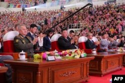 คิม จอง อึน ผู้นำเกาหลีเหนือ (กลาง) หลี่ หงจ้ง สมาชิกโพลิทบูโรพรรคคอมมิวนิสต์จีน (ที่ 4 จากทางขวา) และ รมว.กลาโหมรัสเซีย เซอร์เกย์ ชอยกู (ซ้าย) เข้าร่วมงานฉลองครบรอบ 70 ปี การสิ้นสุดสงครามเกาหลี ในกรุงเปียงยาง - 27 ก.ค. 2566 (สื่อ Korean Central News Agency)