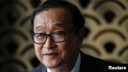 រូបឯកសារ៖ លោក សម រង្ស៊ី មេដឹកនាំនយោបាយប្រឆាំង ថ្លែងនៅក្នុងបទសម្ភាសន៍មួយ នៅសណ្ឋាគារ Gran Melia នៅទីក្រុងហ្សាការតា ប្រទេសឥណ្ឌូណេស៊ី កាលពីថ្ងៃទី១៩ ខែឧសភា ឆ្នាំ២០២៣។ 