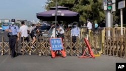 中国警察2023年6月4日在天安门广场附近设立检查站盘查过往市民。