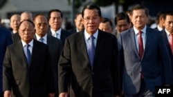 រូបឯកសារ៖ ប្រធានគណបក្ស​ប្រជាជន​កម្ពុជា​លោក ហ៊ុន សែន និង​ប្រធាន​កិត្តិយស​គណបក្ស​ប្រជាជន​កម្ពុជា​លោក ហេង សំរិន និង​នាយករដ្ឋមន្ត្រីកម្ពុជាលោក ហ៊ុន ម៉ាណែត ចូលរួមពិធីខួប​បង្កើតបក្សលើកទី៤៥ នៅភ្នំពេញ កាលពីថ្ងៃទី៧ ខែមករា ឆ្នាំ២០២៤។ 