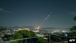 រូបភាពថតបានកាលពីយប់ថ្ងៃទី២៨ ខែតុលា ឆ្នាំ២០២៣ បង្ហាញពីកាំជ្រួចដែលត្រូវបានបាញ់ចេញពីមូលដ្ឋានយោធាមីយ៉ាន់ម៉ាក្នុងសង្កាត់ Lashio ភាគខាងជើងរដ្ឋ Shan។