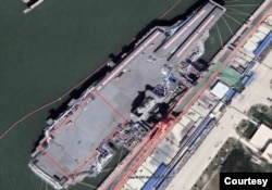 福建舰甲板的裂痕 （照片来自网络）