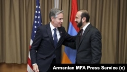 ԱՄՆ պետքարտուղար Էնթոնի Բլինքենն ու Հայաստանի արտգործնախարար Արարատ Միրզոյանը։ Սկոպիե, Հյուսիսային Մակեդոնիա, նոյեմբերի 29, 2023թ․։