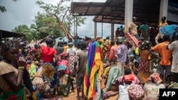 Pessoas deslocadas da província de Cabo Delgado reúnem-se para receber ajuda humanitária do Programa Alimentar Mundial (PMA) na Escola da Tribuna 21 de abril, na vila de Namapa, distrito de Erati, em Nampula, Moçambique, a 27 de fevereiro de 2024.