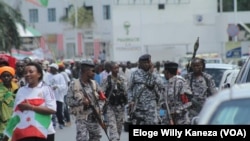 Désiré Uwamahoro (Ari hagati) mw'ibarabara ryo ku murwa mukuru w'ubutunzi Bujumbura. Ino foyo yaafashwe akijejwe igisata kijejwe kurwanya imigumuko. Ni ifoto yafatiwe mu myiyerekano yo kwiyamiriza manda ya gatatu y'Umuhisi Petero Nkurunziza.