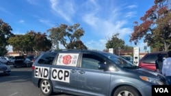 貼有諷刺習近平漫畫和結束中共字樣的遊行車輛。 （周星晨）