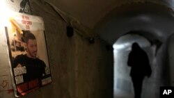 Poster yang menunjukkan salah satu sandera yang ditawan oleh Hamas terpasang di sebuah area di Tel Aviv, Israel, pada 13 Januari 2024. (Foto: AP/Leo Correa)