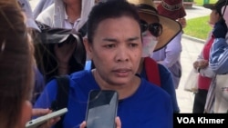 កញ្ញា​ ឈឹម សុខន អនុ​ប្រធាន​សហជីព​ ផ្តល់​បទ​សម្ភាស​ជាមួយ​អ្នក​សារព័ត៌​មាន​បន្ទាប់​ពី​ការ​ដាក់​ញត្តិ នា​ព្រឹក​ថ្ងៃទី២៣ ខែ​វិច្ឆិកា ឆ្នាំ​២០២៣។ (សើ ដាវី​/វីអូអេ)