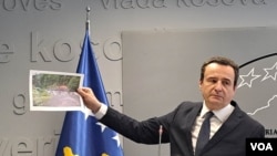 Premijer Kosova Aljbin na konferenciji za štampu pokazuje fotografiju lokacije na kojoj su, kako tvrdi, zarobljeni kosovski policajaci od strane pripadnika MUP-a Srbije, u Prištini, 15. juna 2023. (Foto: Glas Amerike/Budimir Ničić)