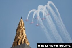 Tim aerobatik Jupiter TNI AU tampil saat perayaan HUT TNI ke-78 di Monumen Nasional (Monas) Jakarta, 5 Oktober 2023. (Foto: REUTERS/Willy Kurniawan)