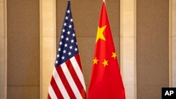 FILE - Bendera AS dan China dipasang menjelang pertemuan Menkeu AS Janet Yellen dan Menkeu China He Lifeng di Beijing, 8 Juli 2023. 