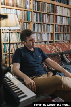 Joseph Sowa trabaja en una pieza musical basada en la inmigración y aspectos de su herencia hispana.