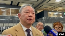 台湾新任驻美代表俞大㵢抵达华盛顿杜勒斯机场时接受媒体采访。（2023年12月11日，美国之音锺辰芳拍摄）