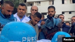 Colegas de los periodistas palestinos Mohammed Sobh y Saeed al-Taweel, los despidieron el 10 de octubre luego de que fueran impactados por un misil israelí en un edificio donde laboraban en la ciudad de Gaza. 
