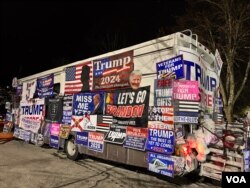 Autobus u kojem je u New Hampshireu prodavan Trumpov reklamni i predizborni materijal. (Foto: Carolyn Presutti/VOA)