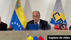 Pedro Calzadilla, presidente del CNE, lee un comunicado en el que anuncia que junto a otros 7 rectores pone su cargo a la orden, el jueves 15 de junio de 2023. Captura de pantalla tomada de Twitter.