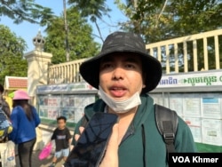 លោក ណាំ ទីវ័ន្ត អាយុ២៥ឆ្នាំ កូដករក្រុមហ៊ុនណាហ្គាវើលដ៍ ផ្តល់បទសម្ភាសន៍ជាមួយវីអូអេ នៅមុខក្រសួងការងារ និងបណ្តុះបណ្តាវិជ្ជាជីវៈ ក្នុងរាជធានីភ្នំពេញ នាថ្ងៃទី៦ ខែមីនា ឆ្នាំ២០២៤។ (ស៊ឹម ចាន់សំណាង/វីអូអេ)