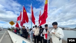 14日，習近平抵美，在舊金山機場附近歡迎習近平的留學生群體。（美國之音）