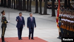 中国领导人习近平在北京人大会堂外陪同越共总书记苏林检阅三军仪仗队。(2024年8月19日)(2024年8月19日)