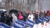 La gente espera para ingresar a un evento de campaña del expresidente Donald Trump por la candidatura presidencial republicana durante una tormenta de nieve invernal en Atkinson, Nueva Hampshire, el martes 16 de enero de 2024.