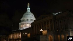 El Capitolio de los Estados Unidos se ve al amanecer del viernes 20 de octubre de 2023 en Washington. (Foto AP/José Luis Magaña)
