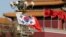南韓與中國國旗在北京天安門廣場飄揚。（2017年12月15日）