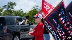 Pristalice bivšeg predsjednika Donalda Trumpa okupljaju se ispred Mar-a-Laga, u Palm Beachu, Florida, 11. juna 2023.