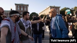 2023年10月12日，紐約，哥倫比亞大學舉行抗議活動，親巴勒斯坦示威者阻止了一名親以色列示威者。（美聯社）