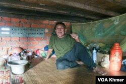 លោក លួន ឡង អាយុ៦៩ឆ្នាំ ពលរដ្ឋរស់នៅតំបន់រុនតាឯក ក្រោយផ្លាស់ប្តូរទីលំនៅពីតំបន់អង្គរ ។ (ស៊ុន ណារិន/វីអូអេ)